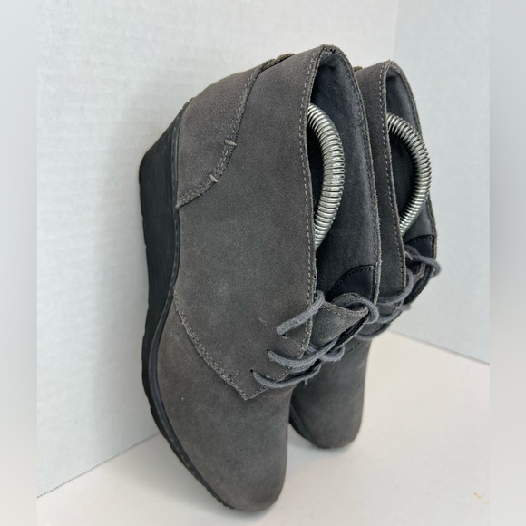 Clarks Collection Womens Hazen Charm Grey Suede Wedge Ankle Booties Sz 7M XLNT! - Picture 10 of 13